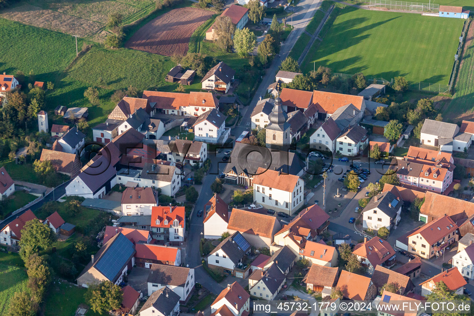 Vue aérienne de Zone de peuplement à le quartier Röbersdorf in Hirschaid dans le département Bavière, Allemagne