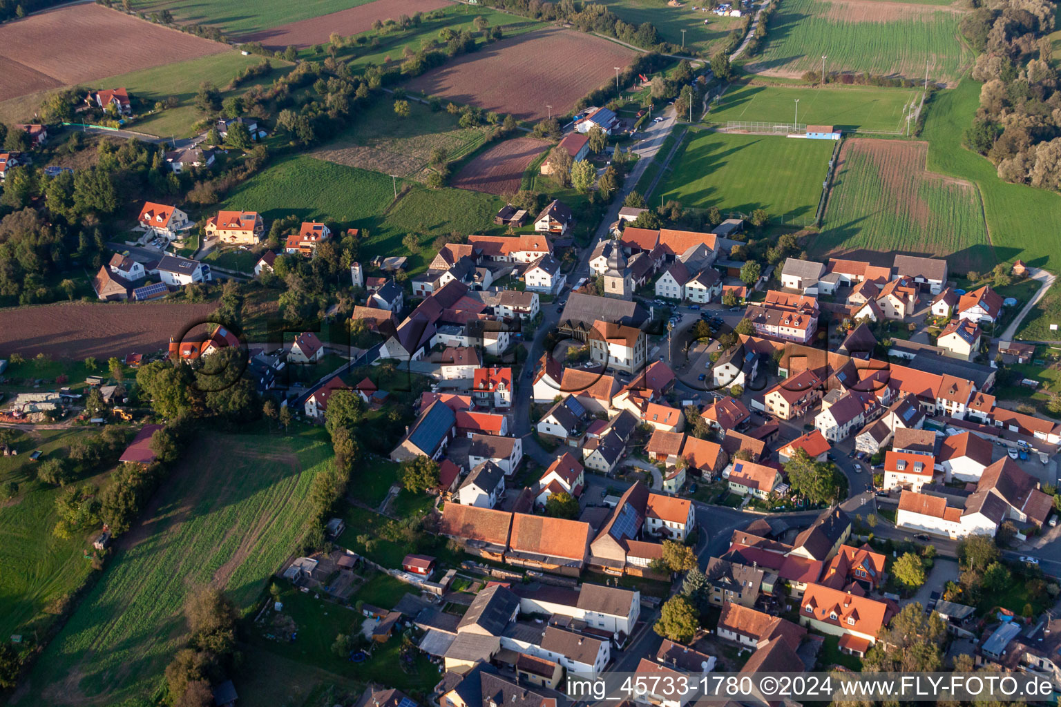 Vue aérienne de Zone de peuplement à le quartier Röbersdorf in Hirschaid dans le département Bavière, Allemagne