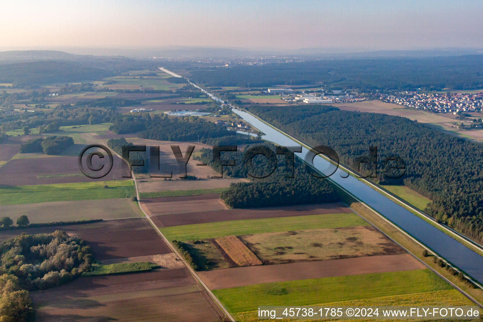 Vue aérienne de Canal du Danube à Hirschaid dans le département Bavière, Allemagne