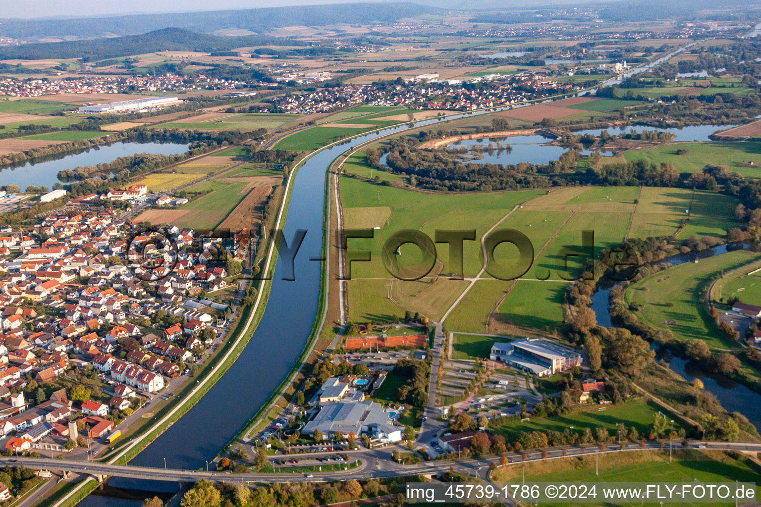 Vue aérienne de Canal du Danube à Hirschaid dans le département Bavière, Allemagne