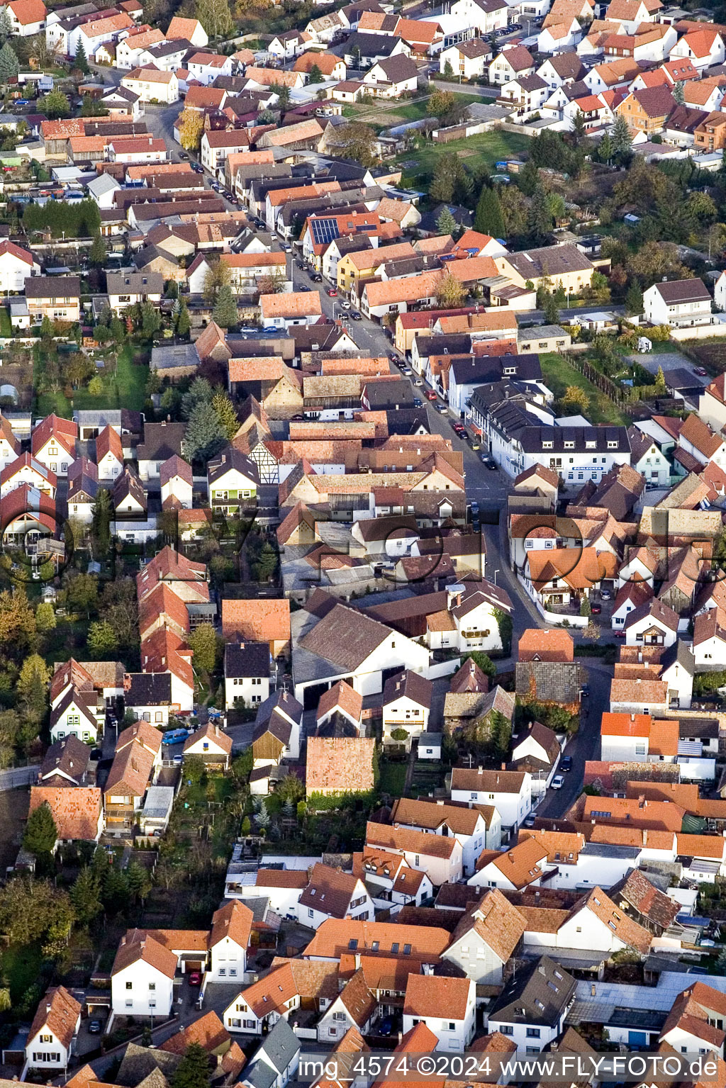 Vue aérienne de Vue des rues et des maisons des quartiers résidentiels à Hördt dans le département Rhénanie-Palatinat, Allemagne