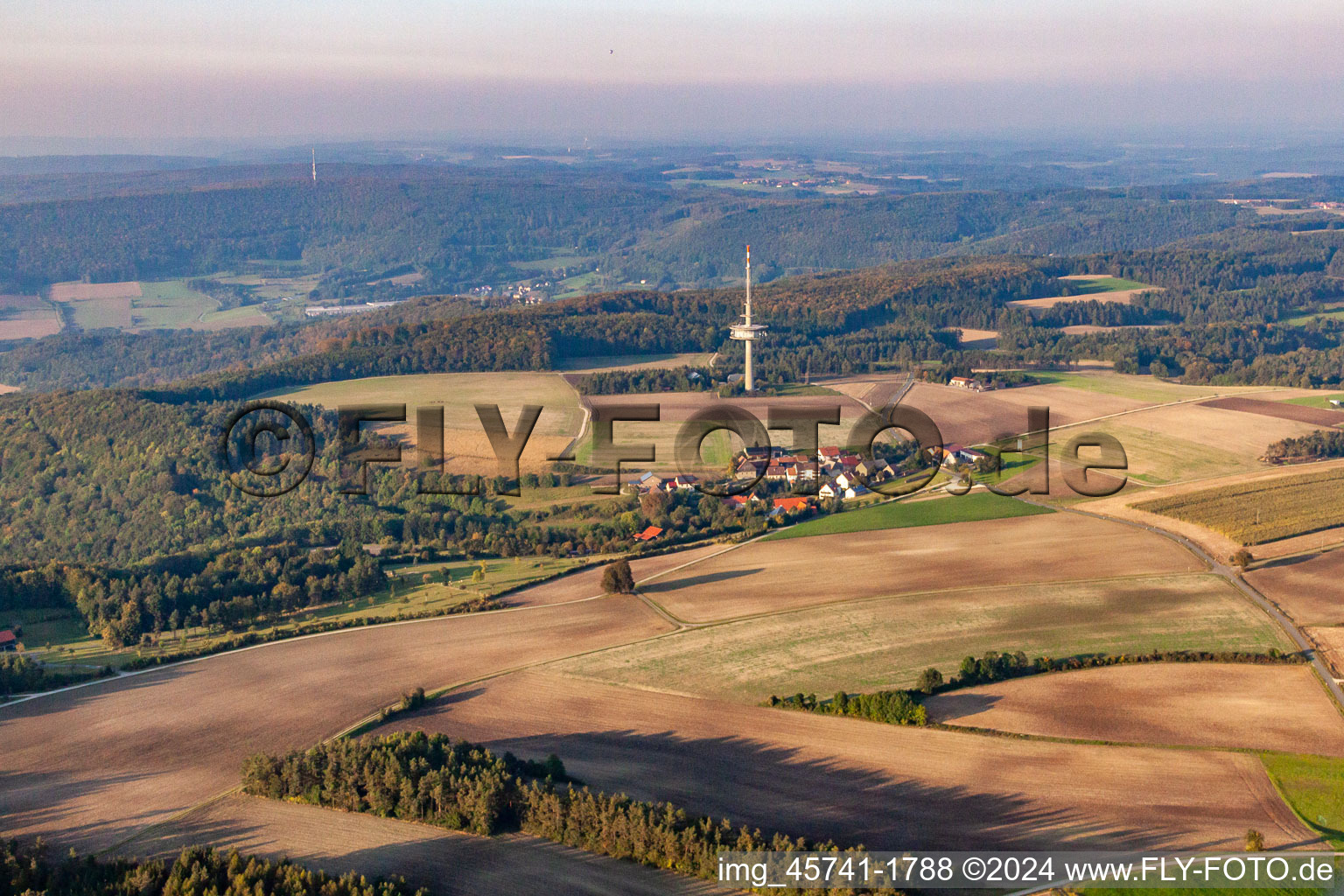 Vue aérienne de Tour de télévision de Bamberg à le quartier Kälberberg in Buttenheim dans le département Bavière, Allemagne