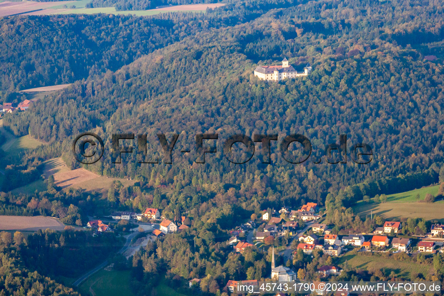 Vue aérienne de Château de Greifenstein à Heiligenstadt in Oberfranken dans le département Bavière, Allemagne