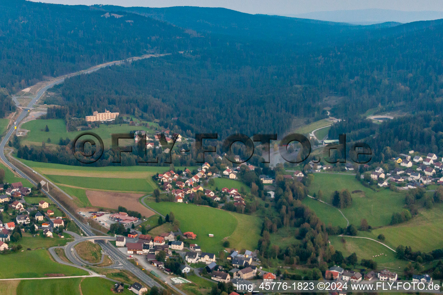 Vue aérienne de Hôtel Kaiseralm à le quartier Fröbershammer in Bischofsgrün dans le département Bavière, Allemagne