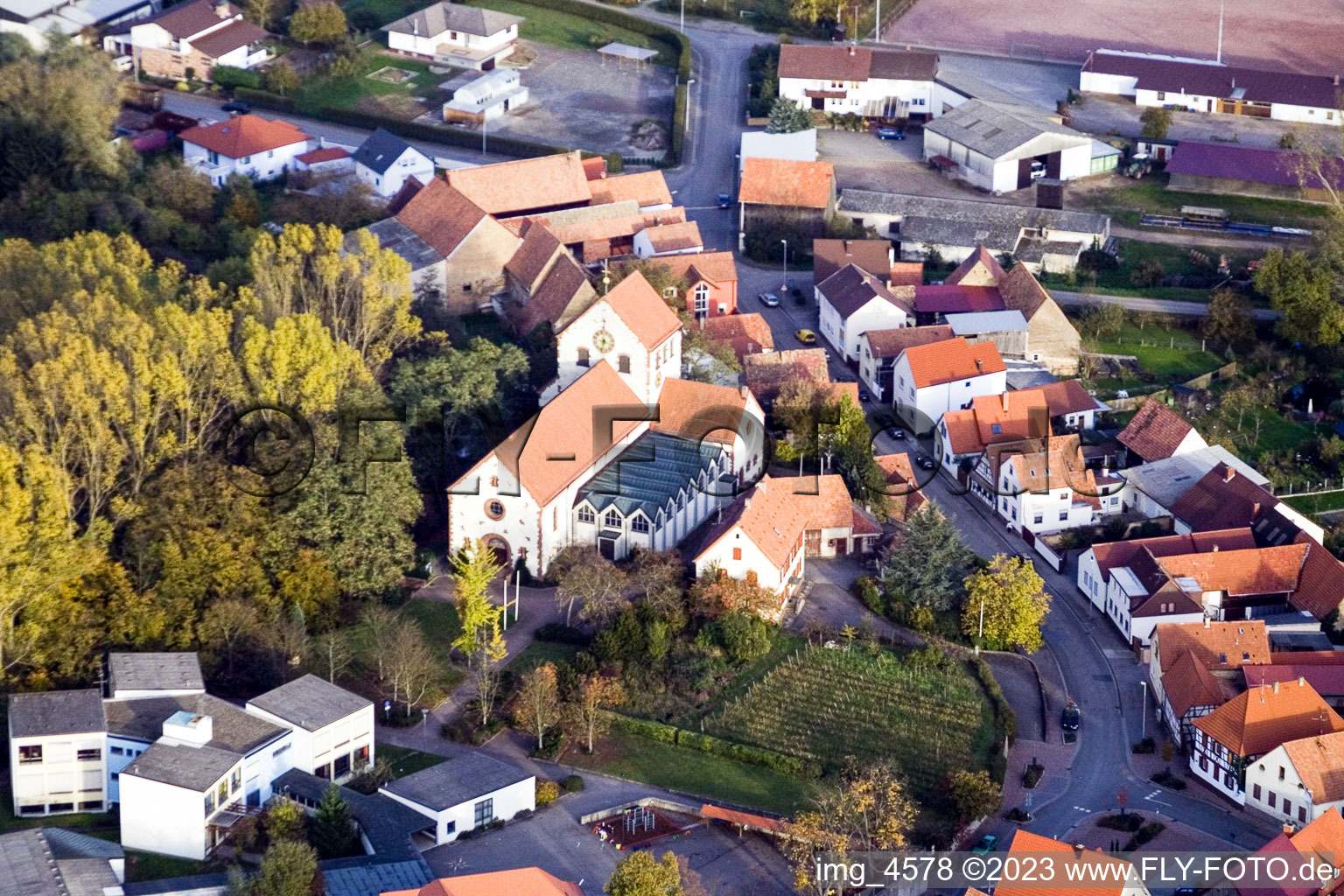Vue aérienne de Heiligenberg, église à Hördt dans le département Rhénanie-Palatinat, Allemagne