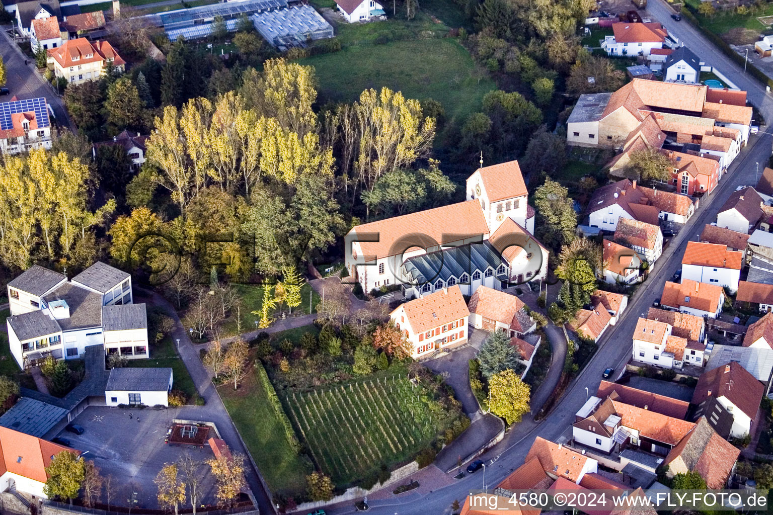 Vue aérienne de Bâtiment d'église au centre du village à Hördt dans le département Rhénanie-Palatinat, Allemagne