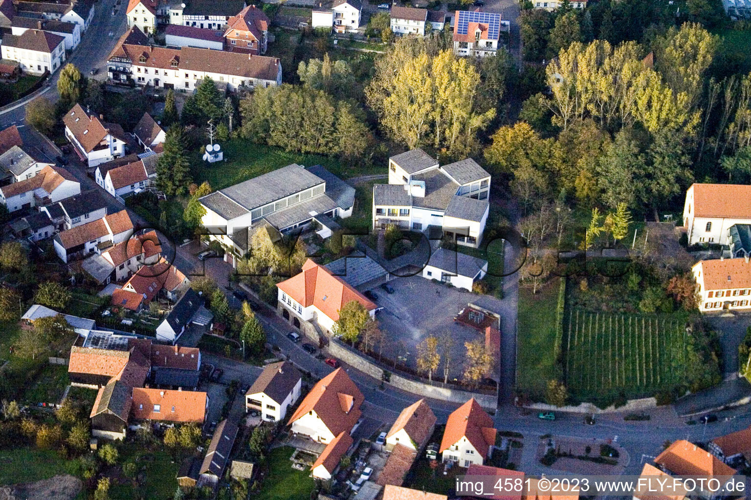 Vue aérienne de Heiligenberg, église à Hördt dans le département Rhénanie-Palatinat, Allemagne