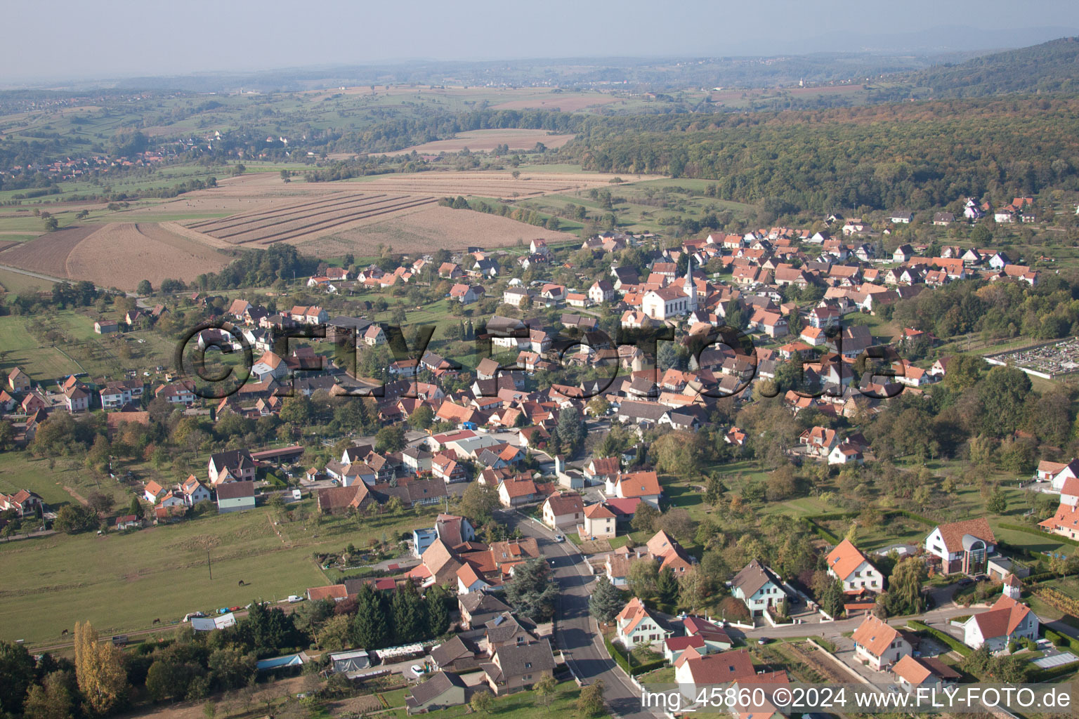 Vue d'oiseau de Merkwiller-Pechelbronn dans le département Bas Rhin, France