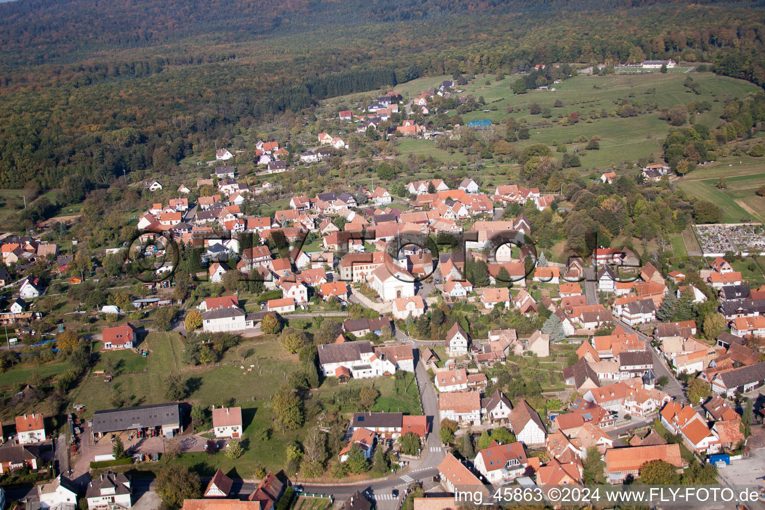 Vue d'oiseau de Lampertsloch dans le département Bas Rhin, France