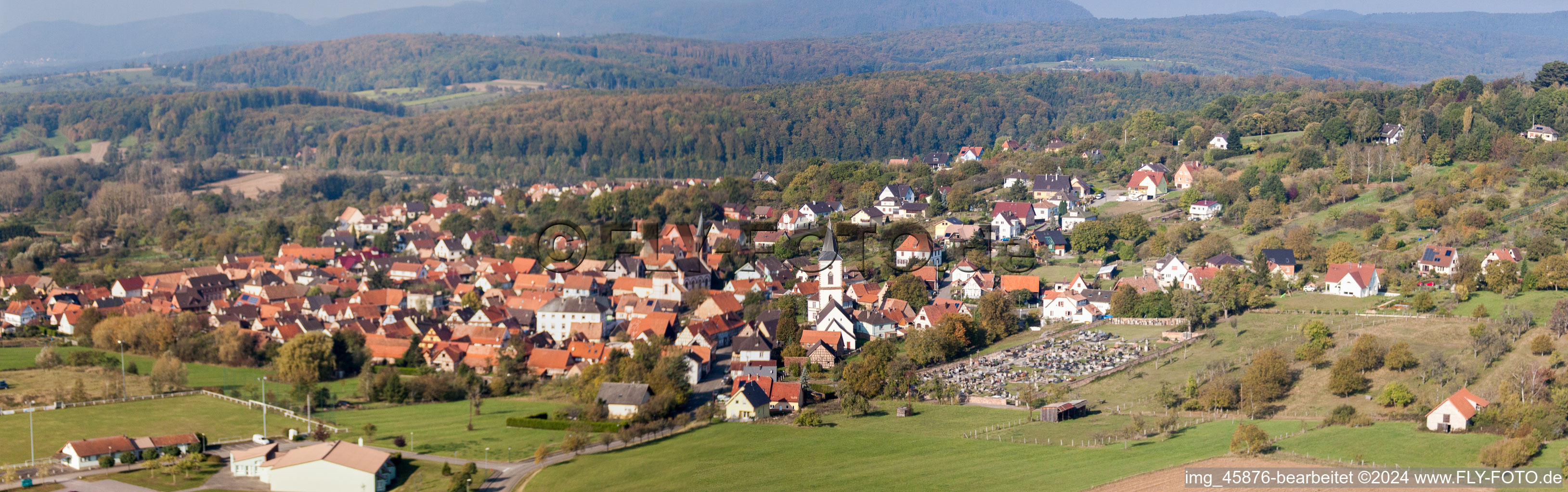 Vue aérienne de Panorama avec église au centre du village à Gœrsdorf dans le département Bas Rhin, France