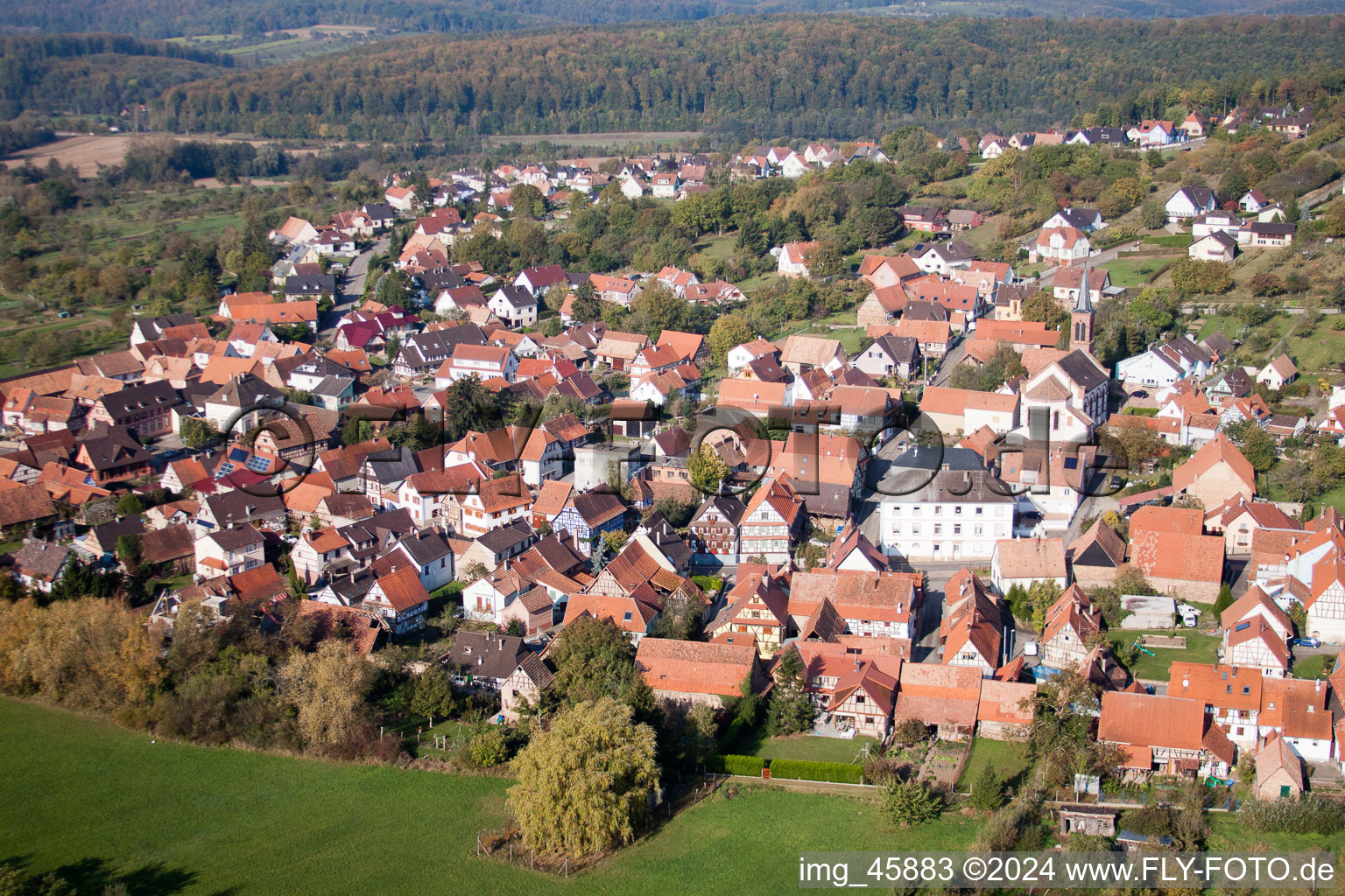 Gœrsdorf dans le département Bas Rhin, France du point de vue du drone