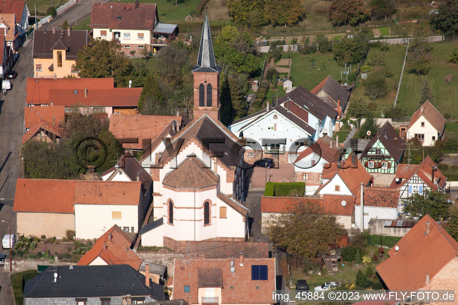 Gœrsdorf dans le département Bas Rhin, France du point de vue du drone