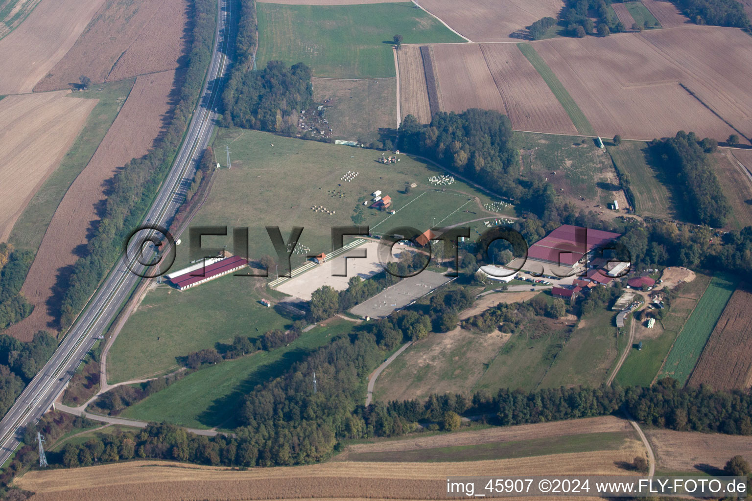 Haras à Neewiller-près-Lauterbourg dans le département Bas Rhin, France d'en haut