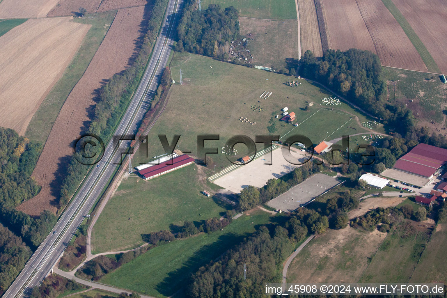 Haras à Neewiller-près-Lauterbourg dans le département Bas Rhin, France hors des airs