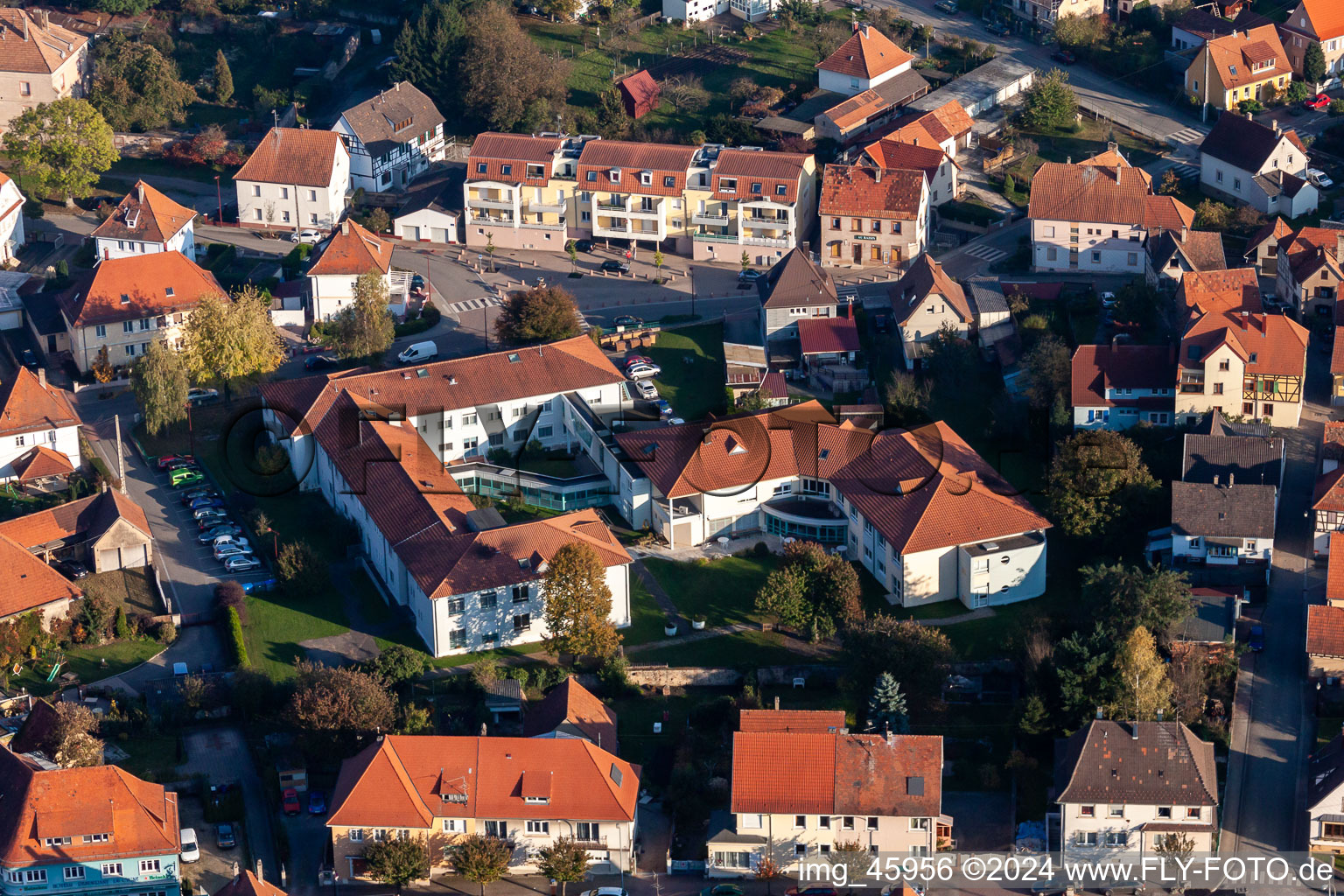 Vue aérienne de Centre de santé et centre médical Ctre Hospitalier Général Wissembourg à le quartier Neulauterburg in Lauterbourg dans le département Bas Rhin, France