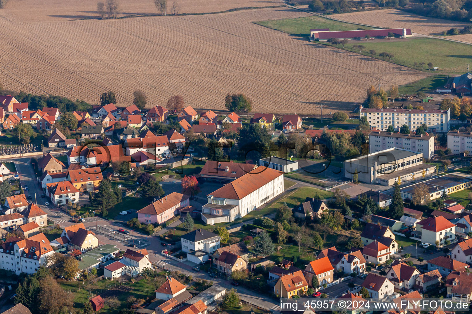 Vue aérienne de Collège Georges Holderith à le quartier Neulauterburg in Lauterbourg dans le département Bas Rhin, France