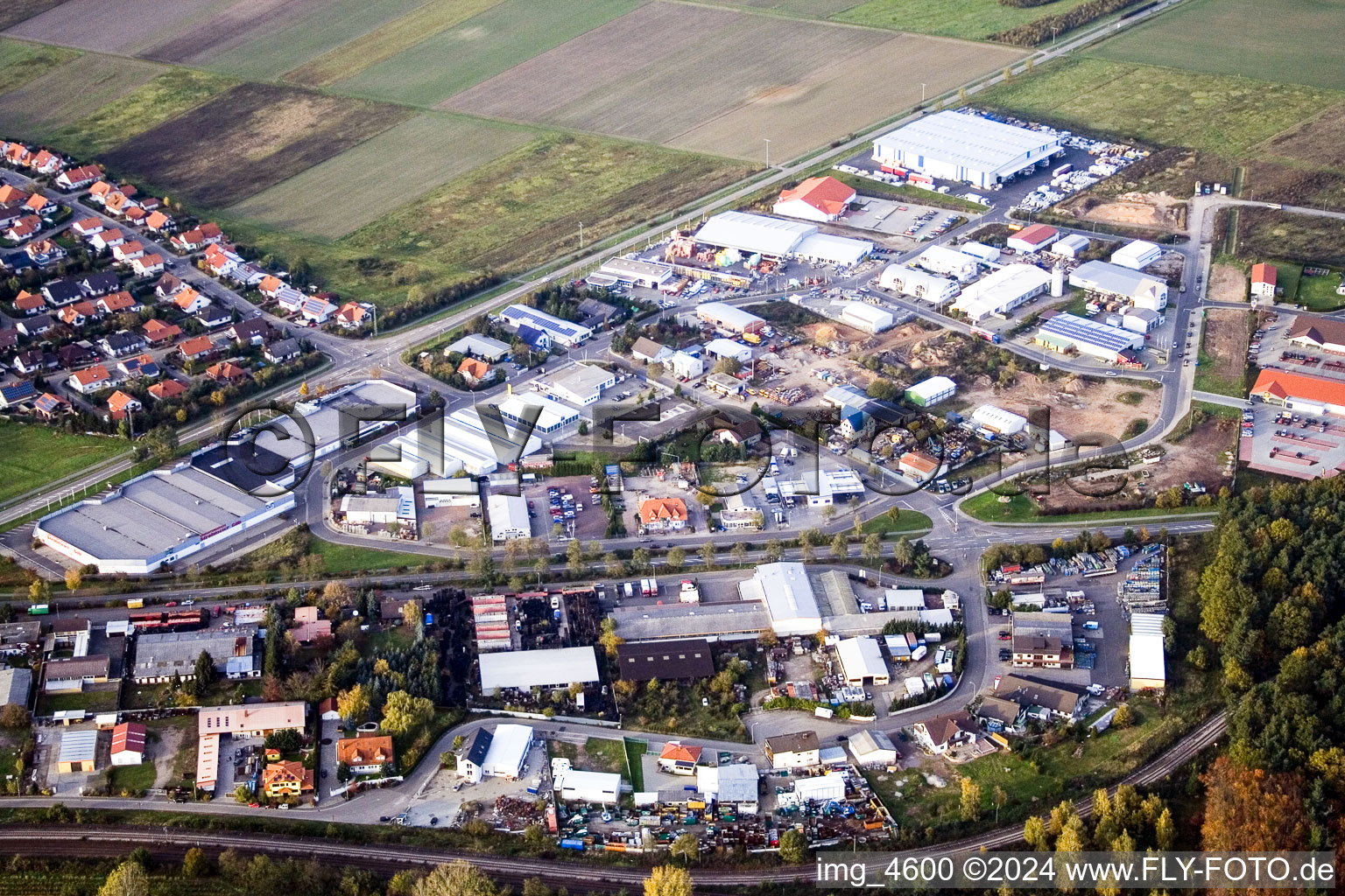 Vue aérienne de Zone commerciale et implantation d'entreprises à l'est à Bellheim dans le département Rhénanie-Palatinat, Allemagne