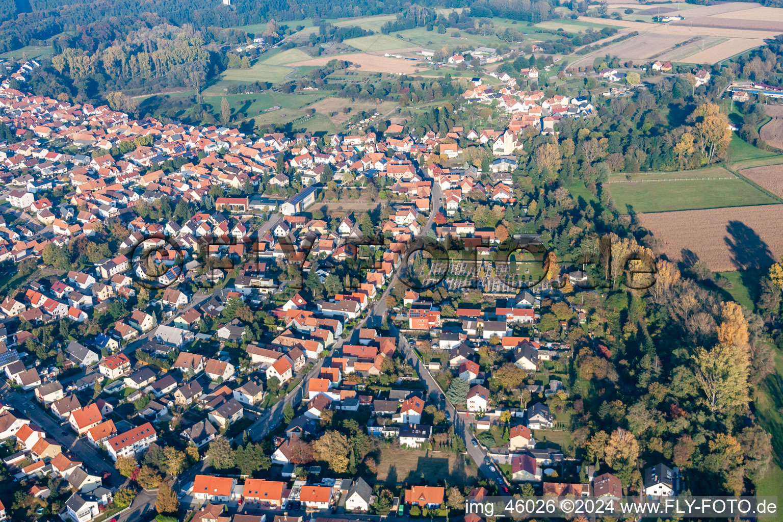 Vue aérienne de Cimetière à le quartier Neulauterburg in Lauterbourg dans le département Bas Rhin, France