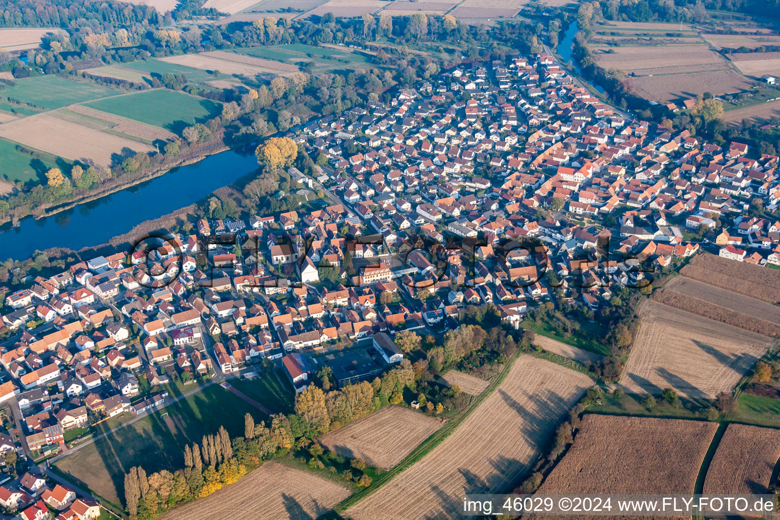 Vue d'oiseau de Neuburg am Rhein dans le département Rhénanie-Palatinat, Allemagne