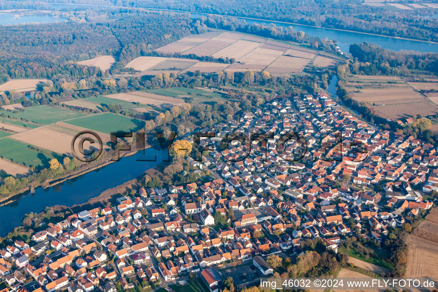 Vue d'oiseau de Quartier Neuburg in Neuburg am Rhein dans le département Rhénanie-Palatinat, Allemagne