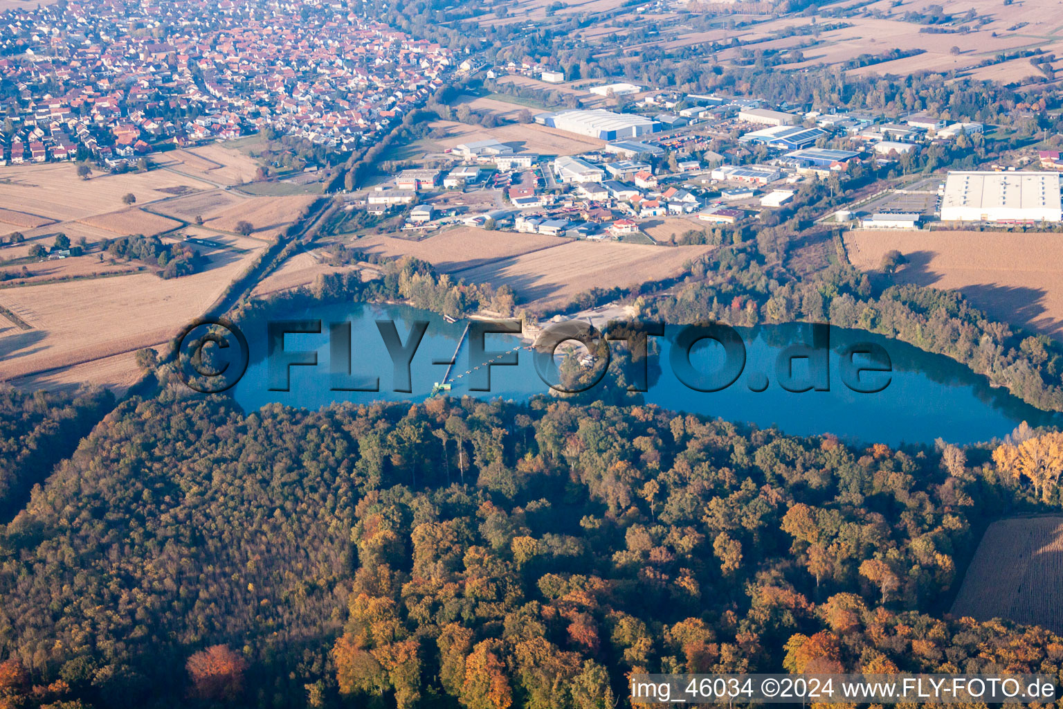 Vue aérienne de Étangs de carrière au sud à Hagenbach dans le département Rhénanie-Palatinat, Allemagne