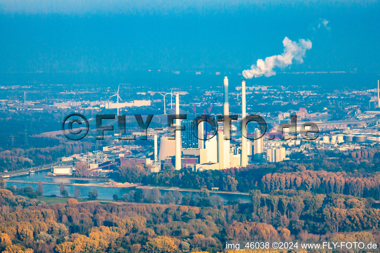 Vue aérienne de Centrale à charbon ENBW sur le Rhin à le quartier Daxlanden in Karlsruhe dans le département Bade-Wurtemberg, Allemagne