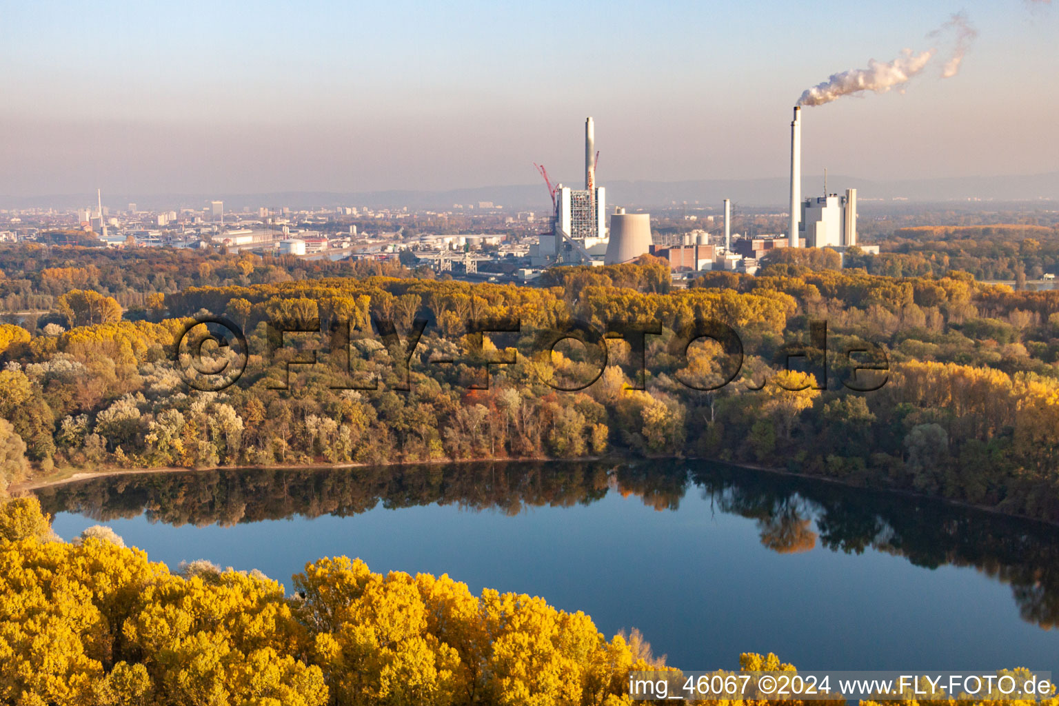 Vue aérienne de Centrale à charbon ENBW sur le Rhin à le quartier Daxlanden in Karlsruhe dans le département Bade-Wurtemberg, Allemagne