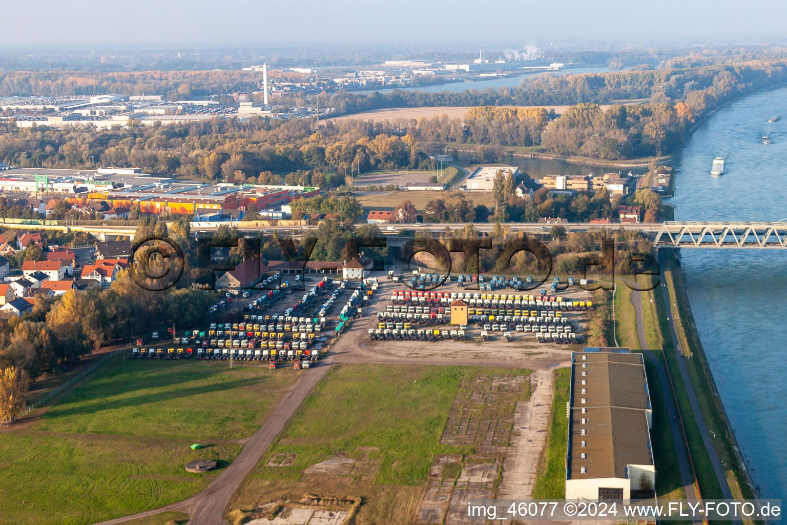 Vue aérienne de Entrepôt de camions à le quartier Maximiliansau in Wörth am Rhein dans le département Rhénanie-Palatinat, Allemagne