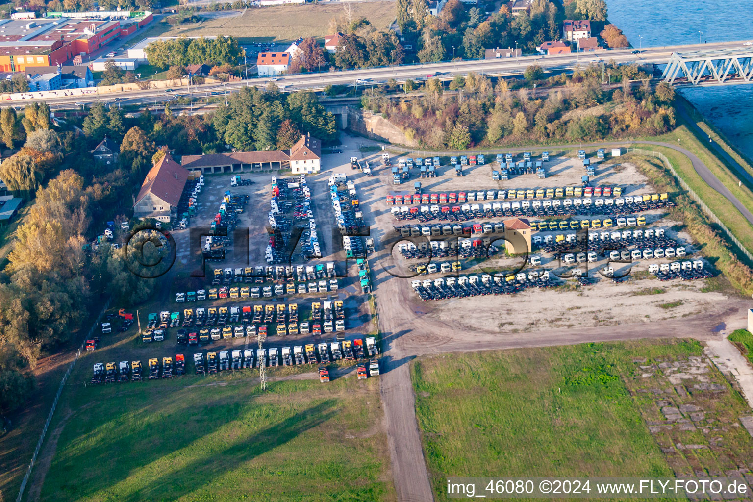 Vue aérienne de Entrepôt de camions à le quartier Maximiliansau in Wörth am Rhein dans le département Rhénanie-Palatinat, Allemagne