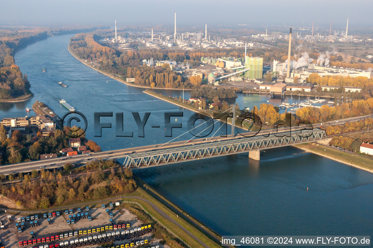 Ouvrages de ponts fluviaux sur la route fédérale 10 et le chemin de fer régional sur le Rhin entre Karlsruhe Maxau et Wörth am Rhein à le quartier Maximiliansau in Wörth am Rhein dans le département Rhénanie-Palatinat, Allemagne hors des airs