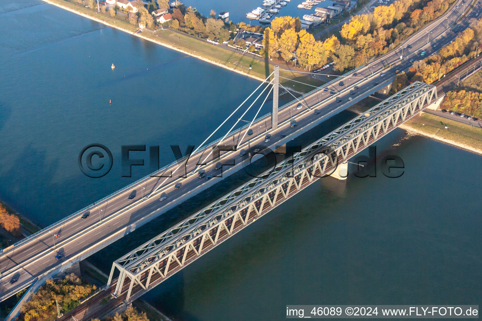 Vue aérienne de Pont sur le Rhin à le quartier Maximiliansau in Wörth am Rhein dans le département Rhénanie-Palatinat, Allemagne