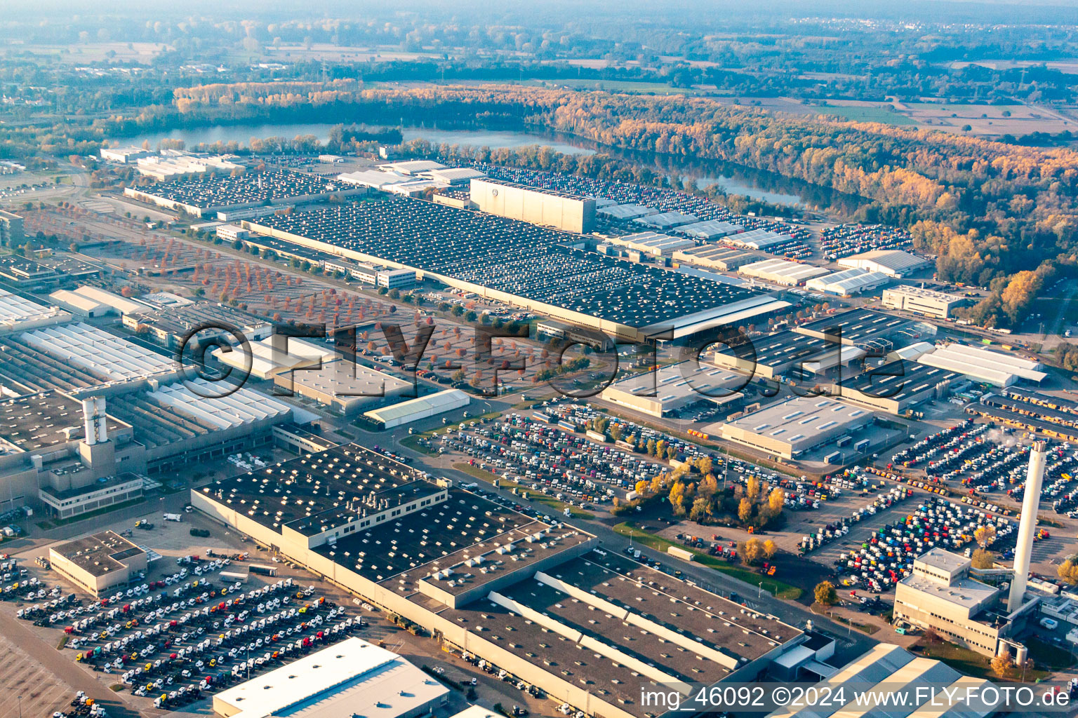 Vue aérienne de Vaut Daimler à le quartier Maximiliansau in Wörth am Rhein dans le département Rhénanie-Palatinat, Allemagne