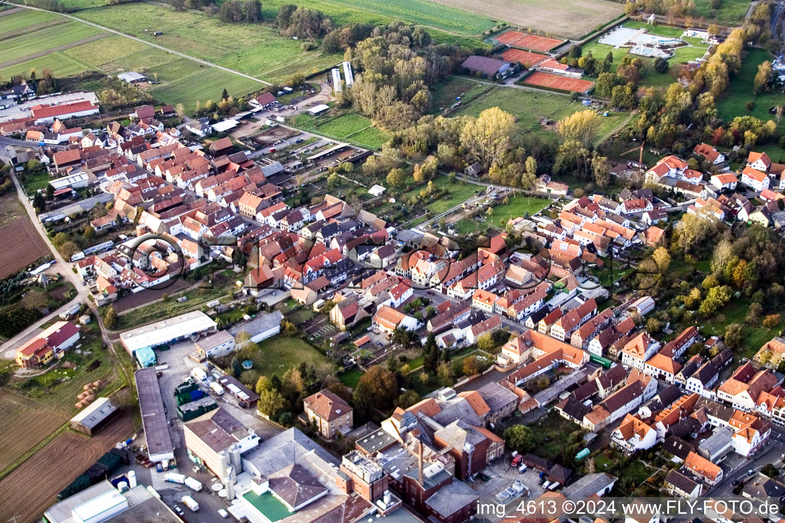 Vue aérienne de Rue principale Ouest à Bellheim dans le département Rhénanie-Palatinat, Allemagne
