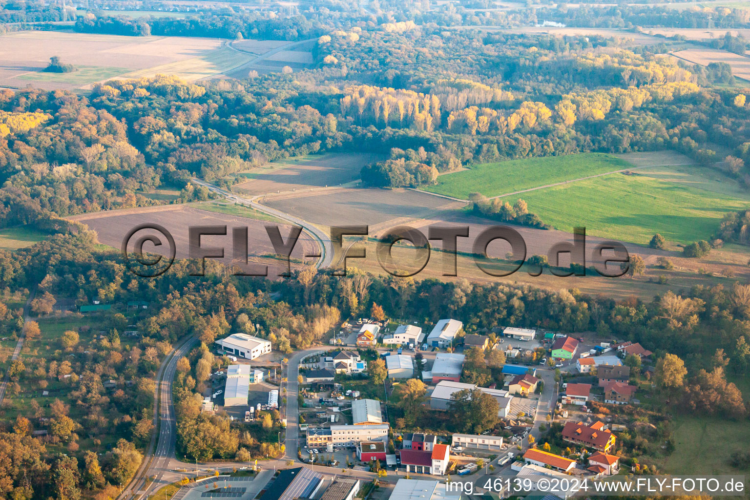 Zone commerciale Mittelwegring à Jockgrim dans le département Rhénanie-Palatinat, Allemagne du point de vue du drone