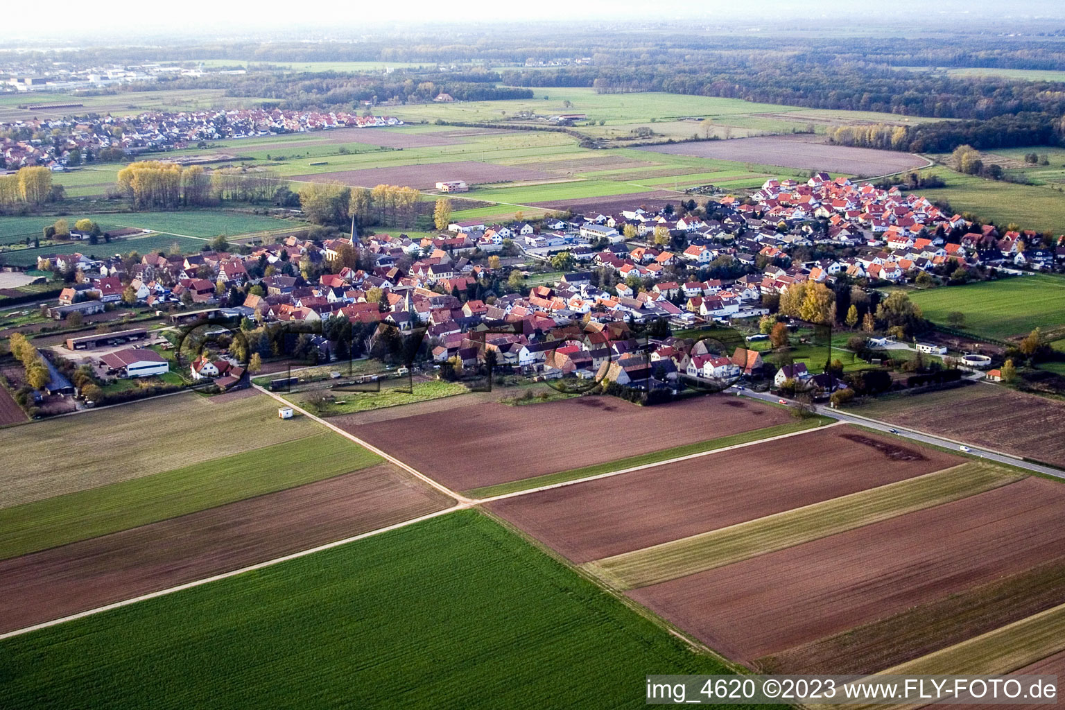 Knittelsheim dans le département Rhénanie-Palatinat, Allemagne du point de vue du drone