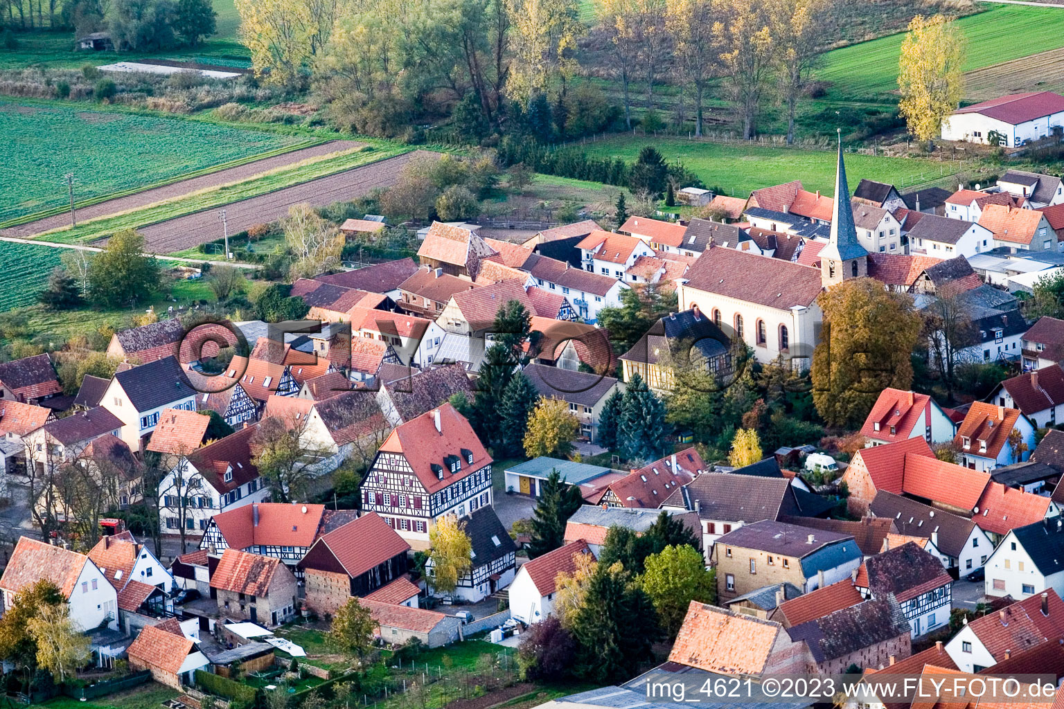 Vue aérienne de Rue principale / Kirchstr à Knittelsheim dans le département Rhénanie-Palatinat, Allemagne