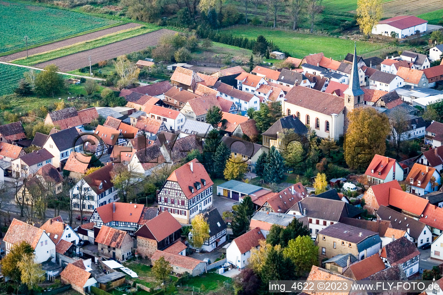 Vue aérienne de Rue principale / Kirchstr à Knittelsheim dans le département Rhénanie-Palatinat, Allemagne