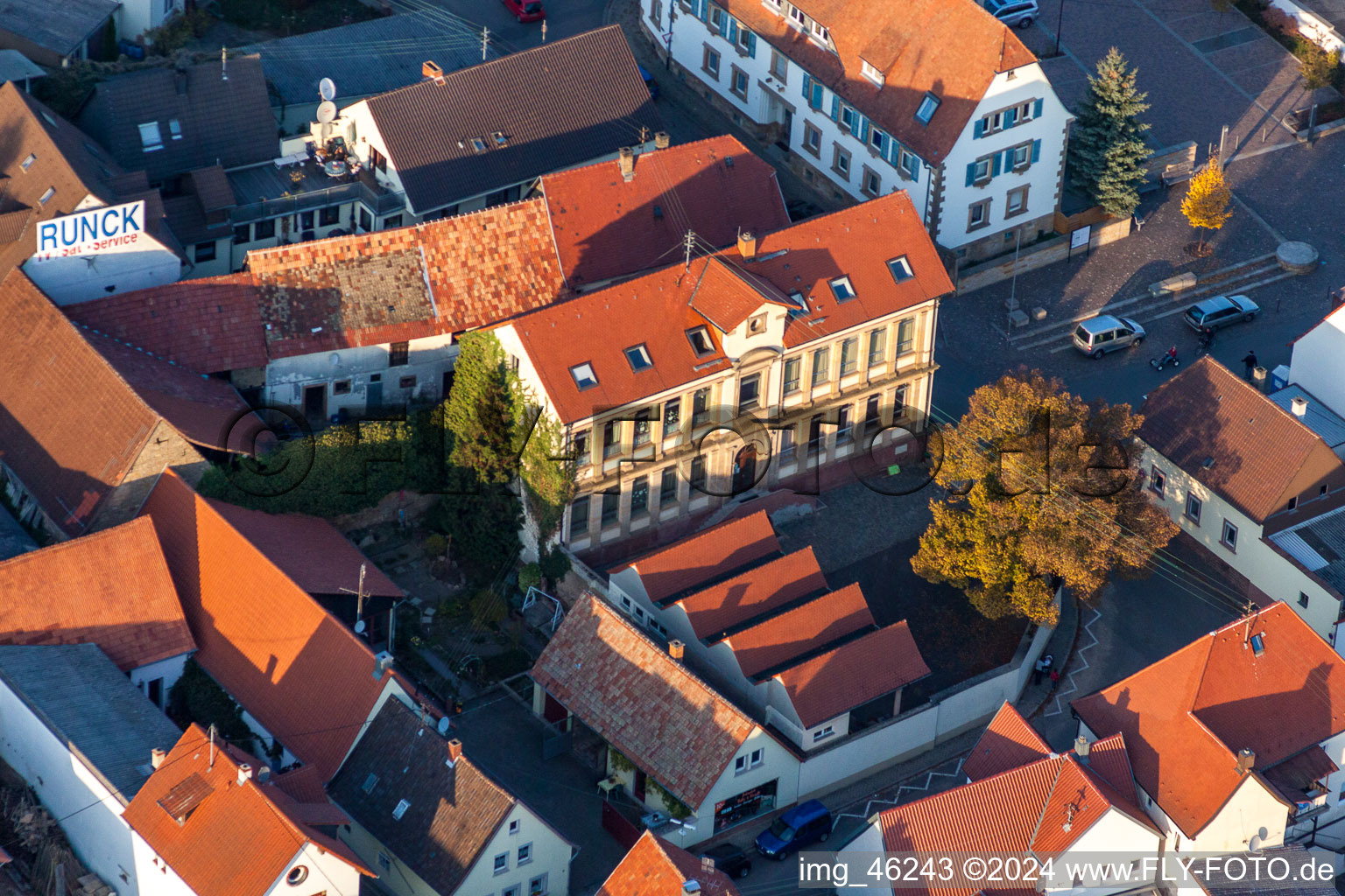 Vue aérienne de École à Essingen dans le département Rhénanie-Palatinat, Allemagne