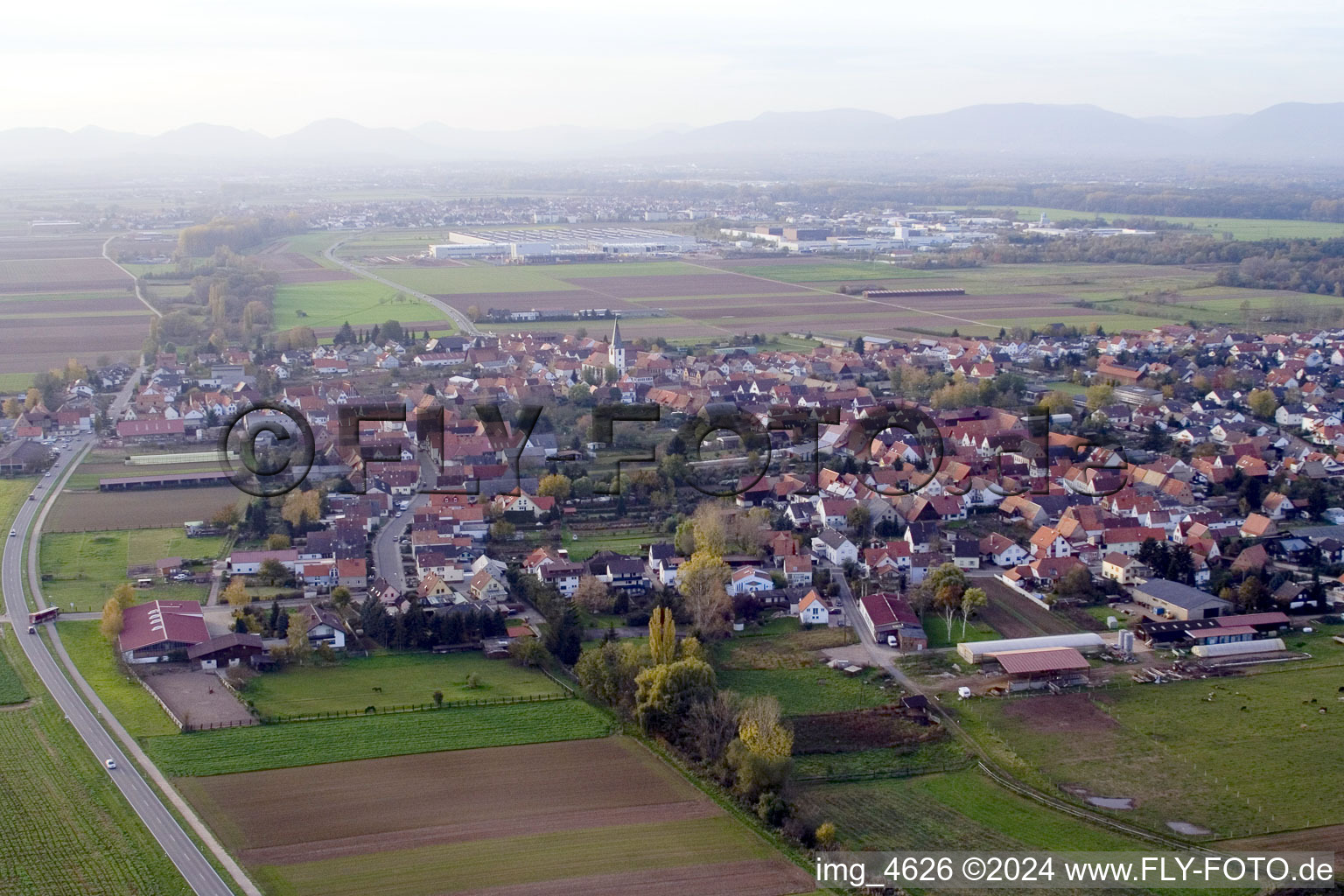 Vue oblique de Champs agricoles et surfaces utilisables à le quartier Ottersheim in Ottersheim bei Landau dans le département Rhénanie-Palatinat, Allemagne