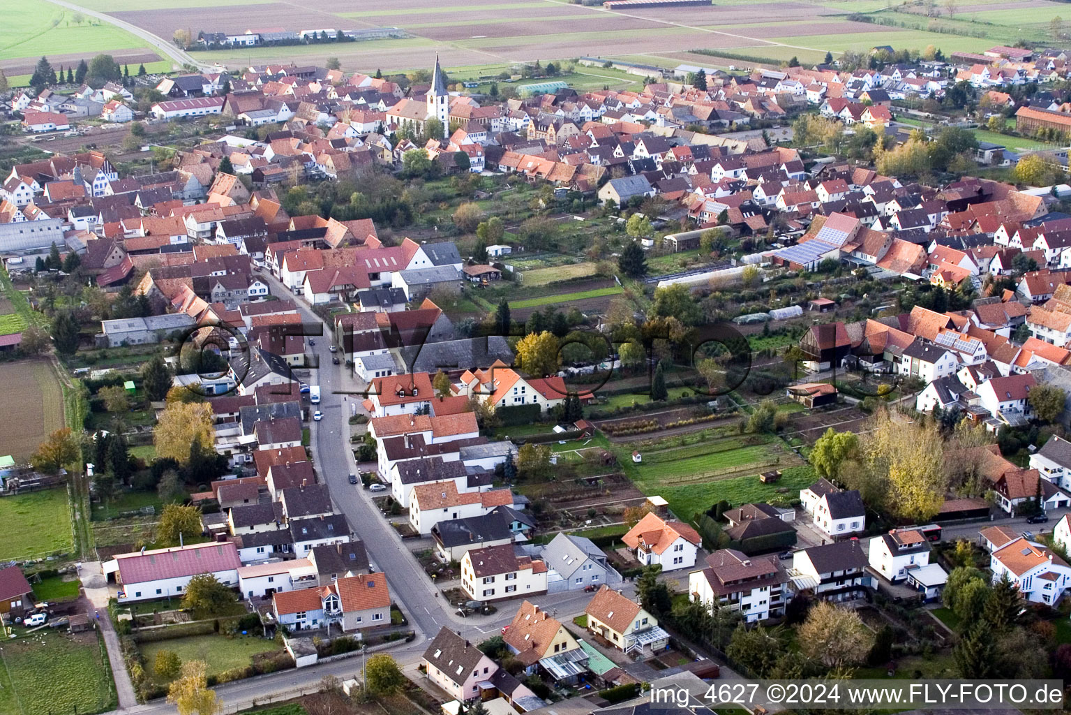 Vue aérienne de À Ludwigstr. à le quartier Ottersheim in Ottersheim bei Landau dans le département Rhénanie-Palatinat, Allemagne