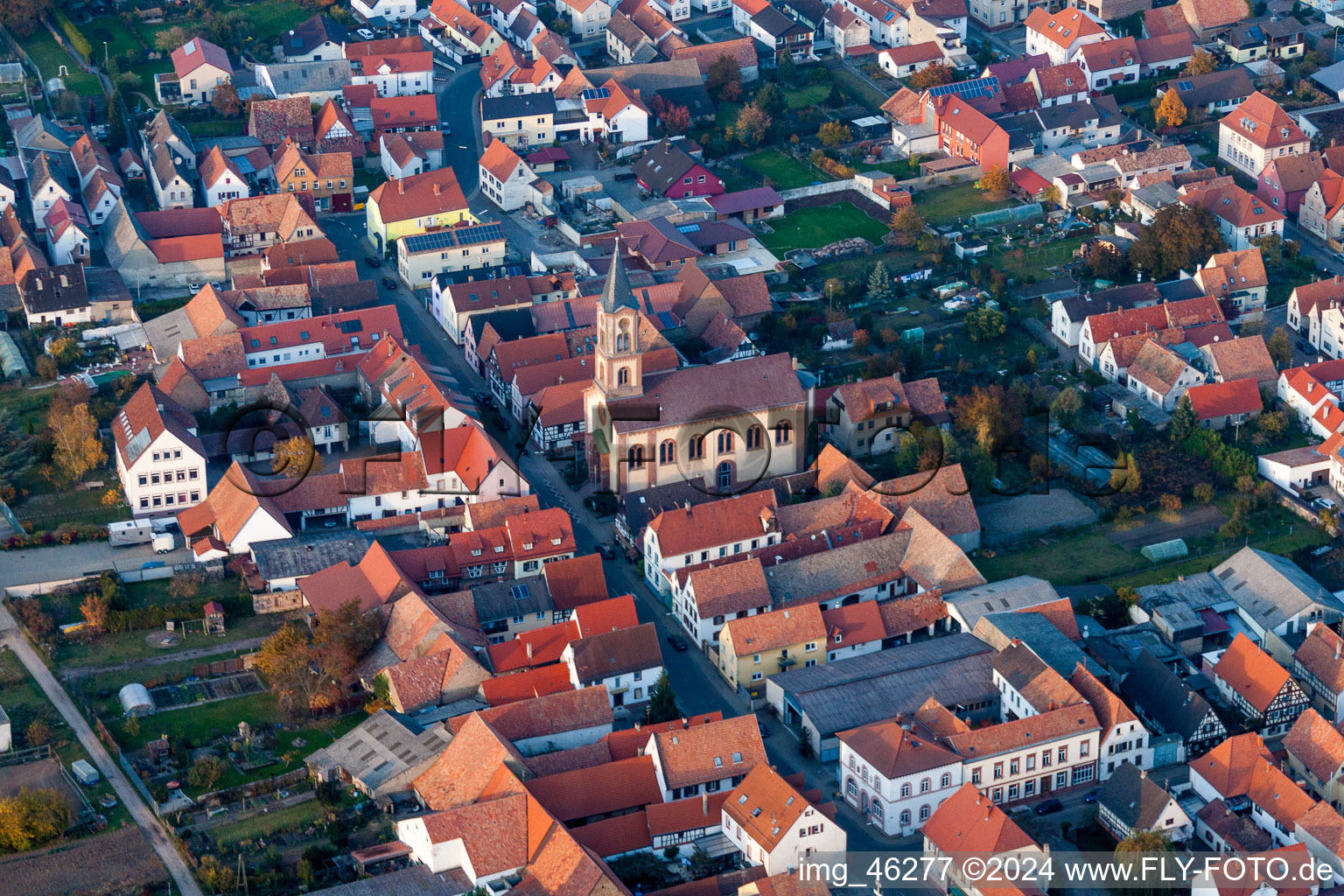 Vue aérienne de Église protestante Zeiskam à Zeiskam dans le département Rhénanie-Palatinat, Allemagne