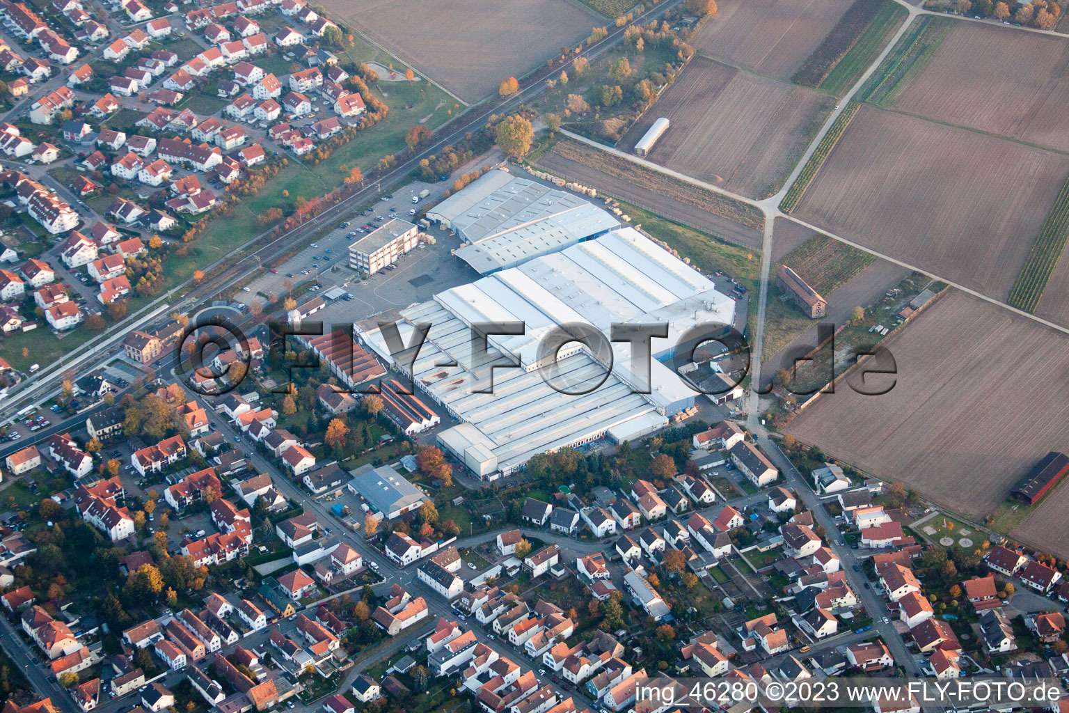 Photographie aérienne de Site de l'usine Kardex Remstar Production Deutschland GmbH sur la Kardex-Platz dans le quartier de Sondernheim à Bellheim dans le département Rhénanie-Palatinat, Allemagne