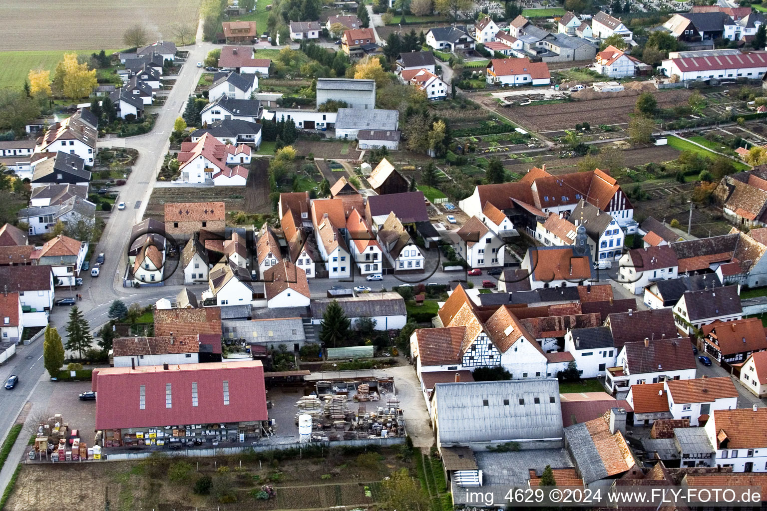 Vue aérienne de À Altsheimerstr à le quartier Ottersheim in Ottersheim bei Landau dans le département Rhénanie-Palatinat, Allemagne