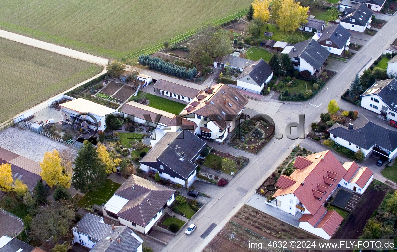 Vue aérienne de À Altsheimerstr à le quartier Ottersheim in Ottersheim bei Landau dans le département Rhénanie-Palatinat, Allemagne