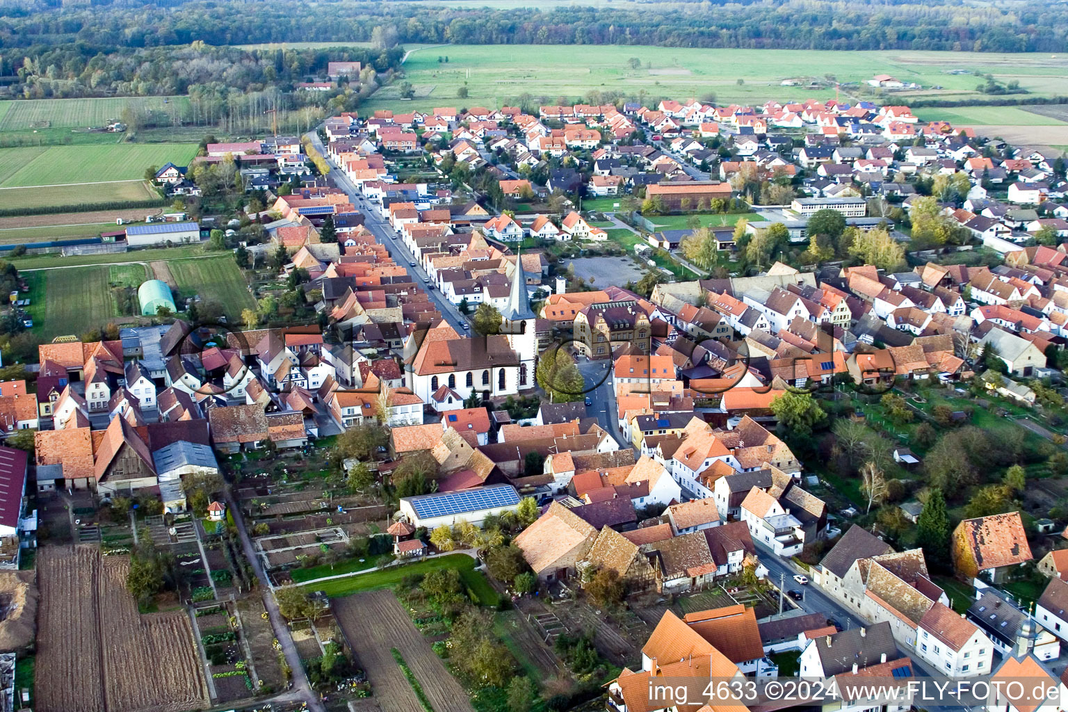 Vue aérienne de À partir de l'ouest à le quartier Ottersheim in Ottersheim bei Landau dans le département Rhénanie-Palatinat, Allemagne