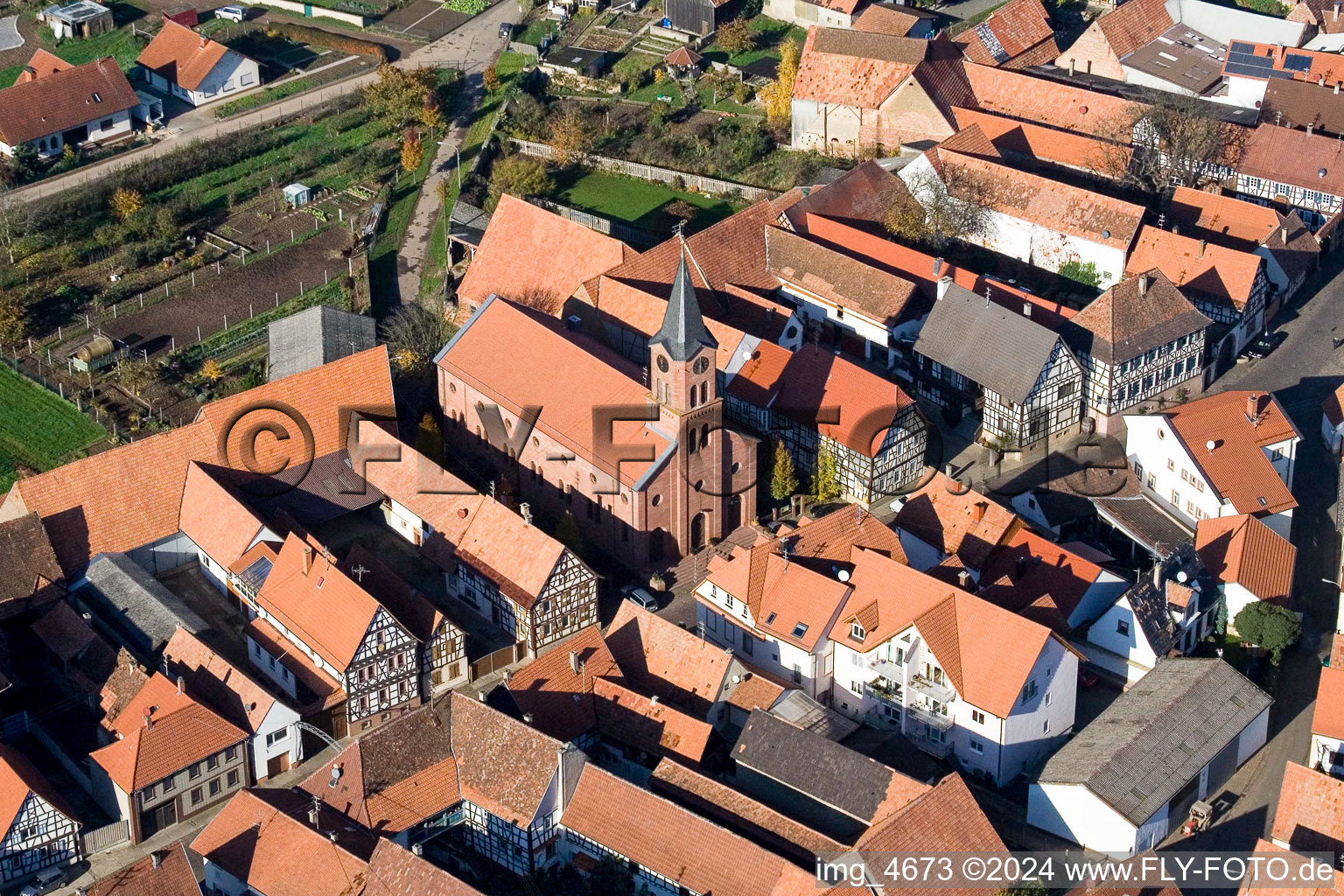 Photographie aérienne de Bâtiment d'église au centre du village à Steinweiler dans le département Rhénanie-Palatinat, Allemagne