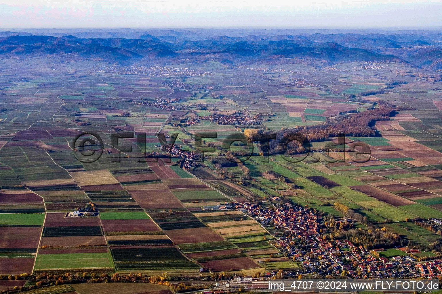 Vue aérienne de Devant le Haardtrand de la forêt du Palatinat à Winden dans le département Rhénanie-Palatinat, Allemagne