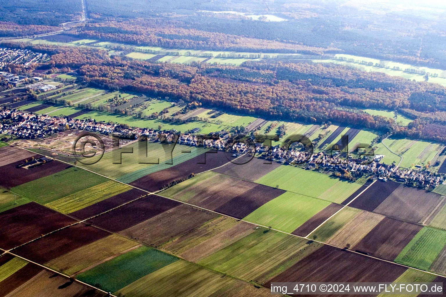 Vue aérienne de Saarstrasse depuis le nord à Kandel dans le département Rhénanie-Palatinat, Allemagne