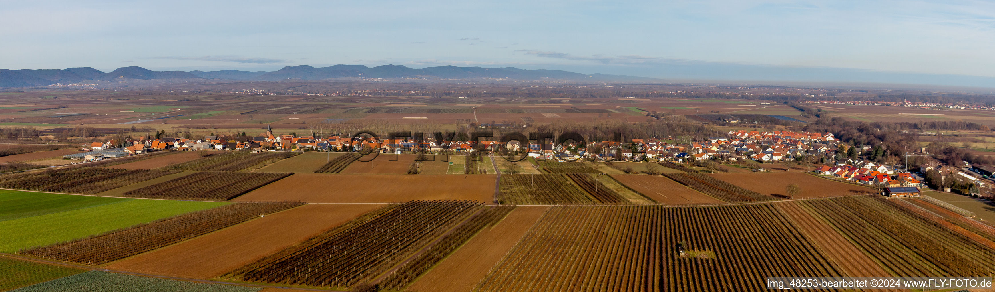 Vue aérienne de Perspective panoramique des champs agricoles et des zones agricoles à Winden dans le département Rhénanie-Palatinat, Allemagne