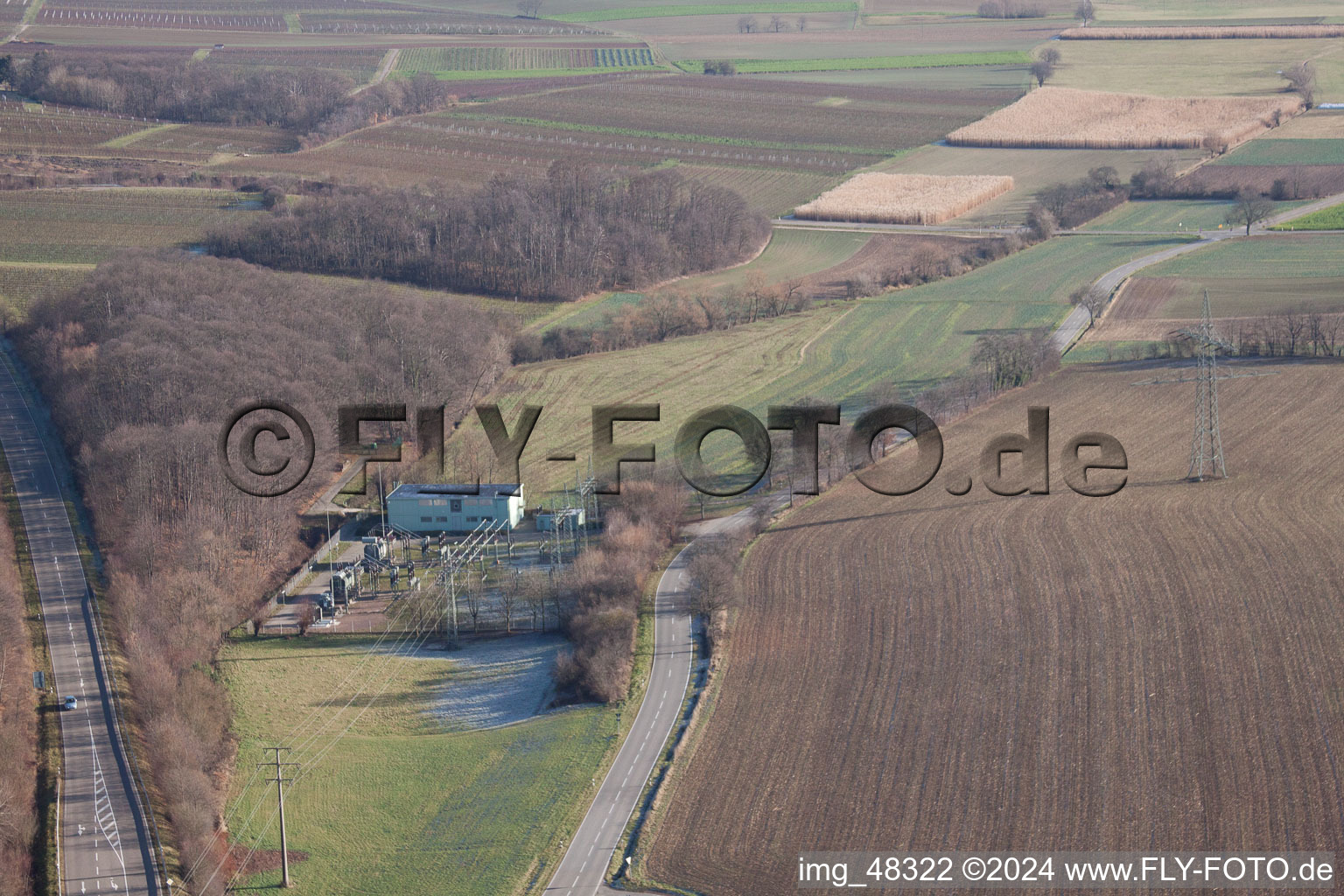 Sous-station à Bad Bergzabern dans le département Rhénanie-Palatinat, Allemagne du point de vue du drone